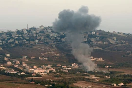 Khói bốc lên sau cuộc không kích của Israel tại Khiam, Liban, ngày 23/6/2024. (Ảnh: THX/TTXVN)