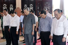Chủ tịch nước Tô Lâm và các thành viên trong đoàn tưởng nhớ Chủ tịch Hội đồng Bộ trưởng Phạm Hùng. (Ảnh: Nhan Sáng/TTXVN)