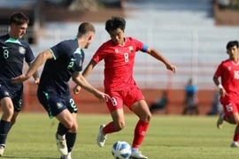 U19 Việt Nam (áo đỏ) khó có cơ hội đi tiếp tại giải U19 Đông Nam Á 2024.