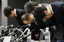 Ông Akihiro Kobayashi (thứ hai bên trái) và những người khác cúi đầu khi bắt đầu cuộc họp báo ở Osaka vào tháng 3. (Nguồn: AFP/Getty Images)