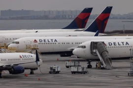 Máy bay của Hãng Delta tại sân bay quốc tế John F. Kennedy ở New York (Mỹ). (Ảnh: AFP/TTXVN)