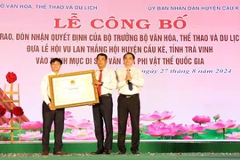 Lãnh đạo UBND huyện Cầu Kè và Sở Văn hóa, Thể thao và du lịch Trà Vinh đón nhận quyết định của Bộ Văn hóa, Thể thao và Du lịch công nhận Lễ hội Vu lan thắng hội huyện Cầu Kè là Di sản Văn hóa Phi vật thể Quốc gia. (Ảnh: Thanh Hòa/TTXVN)