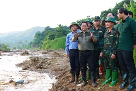 Thủ tướng Phạm Minh Chính chỉ đạo công tác tìm kiếm nạn mất tích do sạt lở đất tại làng Nủ. (Ảnh: Dương Giang/TTXVN)