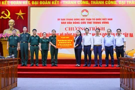 Ủy viên Trung ương Đảng, Phó Chủ tịch-Tổng Thư ký Ủy ban Trung ương MTTQ Việt Nam Nguyễn Thị Thu Hà tiếp nhận ủng hộ từ Bộ Quốc phòng. (Nguồn: Mặt trận Tổ quốc Việt Nam)