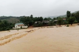 Nước sông ở xã miền núi Vĩnh Ô, huyện Vĩnh Linh (Quảng Trị) đang lên và chảy xiết gây nguy cơ ngập lụt và sạt lở. (Ảnh: TTXVN phát)