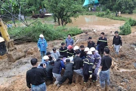 Cận cảnh tìm kiếm nạn nhân mất tích trong vụ sạt lở nghiêm trọng ở Hà Giang