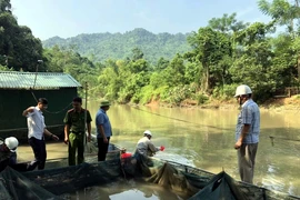 Trung tâm Quan trắc tài nguyên và môi trường tỉnh Tuyên Quang tổ chức lấy mẫu nước tại xã Bình Phú (huyện Chiêm Hóa). (Ảnh: TTXVN phát)