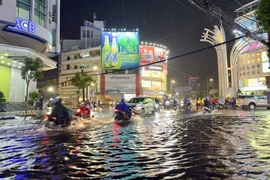 Một phần khu vực vòng xoay Đèn 4 Ngọn, thành phố Long Xuyên, An Giang ngập sâu trong nước. (Ảnh: Thanh Sang/TTXVN)