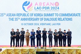 Thủ tướng Phạm Minh Chính cùng Trưởng đoàn các nước ASEAN và Tổng thống Yoon Suk Yeol chụp ảnh chung tại Hội nghị cấp cao ASEAN-Hàn Quốc lần thứ 25. (Ảnh: Dương Giang/TTXVN)