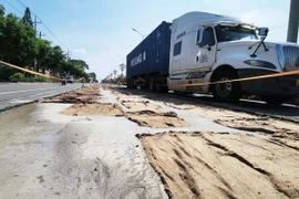 Tuyến quốc lộ 14 thường xuyên phải sửa chữa do hư hỏng gây mất an toàn giao thông và mỹ quan đô thị. (Ảnh: Đậu Tất Thành/TTXVN)