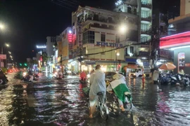 Mưa to gây ngập trên đường Nguyễn Văn Cừ, quận Ninh Kiều. (Ảnh: Thanh Liêm/TTXVN)