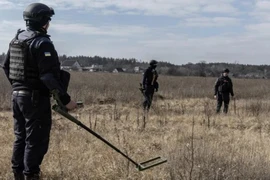 Các kỹ sư của Ukraine đang xử lý bom mìn. (Nguồn: Le Monde)