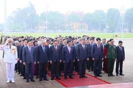 Lãnh đạo Đảng, Nhà nước cùng Đại biểu Quốc hội dự Kỳ họp thứ 8 vào Lăng viếng Chủ tịch Hồ Chí Minh. (Ảnh: An Đăng/TTXVN)