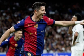 Lewandowski lập cú đúp giúp Barcelona gieo sầu cho Real. (Nguồn: Getty Images)