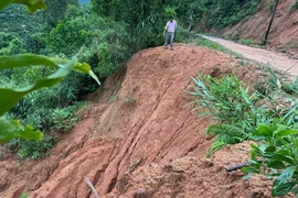 Một vị trí sạt lở tại tuyến đường nhánh dẫn vào khu sản xuất xóm Cốc (xã Lộc Tân, huyện Bảo Lâm) ở phía taluy âm. (Ảnh: TTXVN phát)