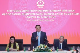 Thủ tướng Phạm Minh Chính và Phu nhân gặp cán bộ, nhân viên Đại sứ quán Việt Nam và các kỹ sư đang làm việc tại Saudi Arabia. (Ảnh: Dương Giang/TTXVN)