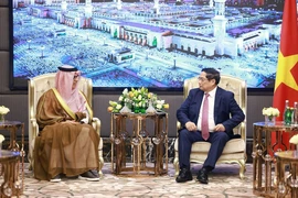 Thủ tướng Phạm Minh Chính tiếp ông Abdulla Mohammed Al Zamil, Chủ tịch Công ty đầu tư công nghiệp Zamil. (Ảnh: Dương Giang/TTXVN)