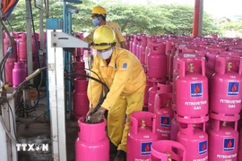 Chiết nạp gas. (Nguồn: TTXVN)