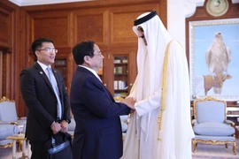 Thủ tướng Phạm Minh Chính chào Quốc vương Qatar Tamim bin Hamad Al Thani. (Ảnh: Dương Giang/TTXVN)