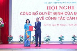 Ông Lê Minh Hưng, Ủy viên Bộ Chính trị, Bí thư Trung ương Đảng, Trưởng Ban Tổ chức Trung ương trao Quyết định của Bộ Chính trị cho bà Nguyễn Thị Tuyến. (Ảnh: Phương Hoa/TTXVN)