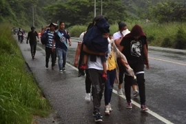 Người di cư di chuyển tới El Florido (Honduras), giáp giới với Guatemala, trong hành trình tới Mỹ. (Ảnh: AFP/TTXVN)