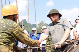 Thủ tướng Phạm Minh Chính động viên công nhân thi công dự án cao tốc Đồng Đăng-Trà Lĩnh. (Ảnh: Dương Giang/TTXVN)