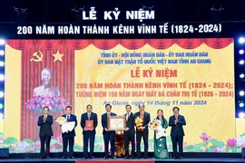 Lãnh đạo tỉnh An Giang và tỉnh Kiên Giang nhận Quyết định xác lập kỷ lục Việt Nam tôn vinh kênh Vĩnh Tế: “Kênh đào thủ công trong khu vực biên giới dài nhất Việt Nam.” (Ảnh: Thanh Sang-TTXVN)