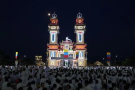 Đông đảo chức sắc, người theo đạo Cao Đài tham dự lễ kỷ niệm 100 năm hoằng khai Đại Đạo Tam Kỳ Phổ Độ tại Tòa Thánh Cao Đài Tây Ninh. (Ảnh: Minh Phú/TTXVN)