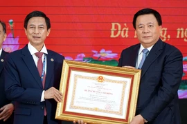 Giáo sư, Tiến sỹ Nguyễn Xuân Thắng trao Huân chương Lao động hạng Ba cho Học viện Chính trị khu vực III. (Ảnh: Quốc Dũng/TTXVN)