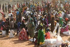 Người tị nạn chờ được phát thực phẩm cứu trợ tại Bentiu, Nam Sudan. (Ảnh: AFP/TTXVN)