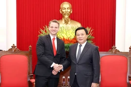 Ông Nguyễn Xuân Thắng tiếp Phó Chủ tịch Đảng Cánh tả Đức Maximilian Schirmer. (Ảnh: Phương Hoa/TTXVN)