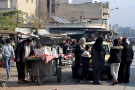 Người dân mua thực phẩm tại một khu chợ ở Hama, Syria. (Ảnh: THX/TTXVN)