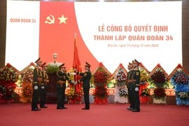 Đại tướng Phan Văn Giang trao Quân kỳ Quyết thắng cho Quân đoàn 34. (Nguồn: Báo Gia Lai)