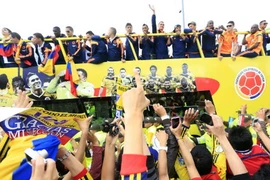 James Rodriguez bị đồng đội lấn át ở lễ mừng công World Cup