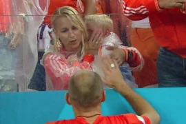 Con trai Robben khóc rưng rức khi chứng kiến thất bại của Hà Lan