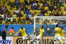 Hà Lan về ba nhờ trọng tài “cướp trắng” bàn thắng của Brazil?