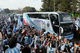 Leo Messi và các đồng đội được chào đón nồng nhiệt tại quê nhà
