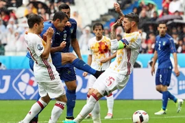 Tây Ban Nha thi đấu dưới sức trước Italy. (Nguồn: EPA/TTXVN)