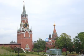 Tọa lạc ở trung tâm Quảng trường Đỏ của Thủ đô Moskva (Nga), quần thể Điện Kremlin được ngăn cách bởi một con hào dài 30m và bao gồm 5 cung điện, 4 nhà thờ lớn, các bức tường bao quanh cùng 20 ngọn tháp. (Ảnh: Hùng Võ/Vietnam+)