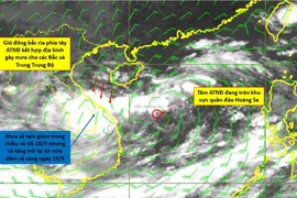 Chuyên gia Trung tâm Dự báo Khí tượng Thủy văn Quốc gia chỉ rõ vị trí của áp thấp nhiệt đới/bão số 4 lúc 16 giờ chiều 18/9 và nguyên nhân gây mưa lớn cho các tỉnh miền Trung từ tối qua đến nay. (Ảnh: nchmf).