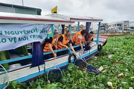 Hoạt động thu gom rác thải, vệ sinh môi trường tại khu vực chợ nổi Cái Răng, quận Ninh Kiều. (Ảnh: Hùng Võ/Vietnam+)