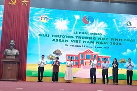 Thứ trưởng Bộ Tài nguyên và Môi trường Lê Công Thành (chính giữa) và các đại biểu thực hiện nghi thức phát động Giải thưởng Trường học sinh thái ASEAN Việt Nam năm 2024. (Ảnh: Hùng Võ/Vietnam+)