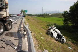Hiện trường vụ tai nạn tại Cao tốc Cam Lộ-La Sơn ngày 18/2 vừa qua làm 3 người tử vong. (Ảnh: TTXVN phát)
