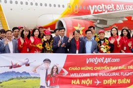 Hành khách và tổ bay trên đường bay mới Hà Nội-Điện Biên vừa được Vietjet Air khai thác. (Ảnh: PV/Vietnam+)