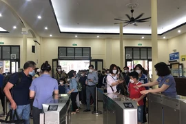 Nhân viên đường sắt kiểm tra vé tàu của hành khách tại Ga Hà Nội. (Ảnh: Việt Hùng/Vietnam+)