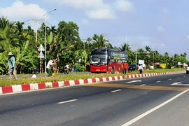Phương tiện lưu thông trên một đoạn tuyến Quốc lộ 1. (Ảnh: Việt Hùng/Vietnam+)