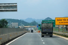 Phương tiện lưu thông trên tuyến đường Cao tốc Mai Sơn-Quốc lộ 45 được đưa vào vận hành, khai thác. (Ảnh: Việt Hùng/Vietnam+)