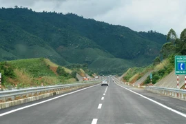 Phương tiện lưu thông trên tuyến đường bộ Cao tốc Nội Bài-Lào Cai. (Ảnh: Việt Hùng/Vietnam+)