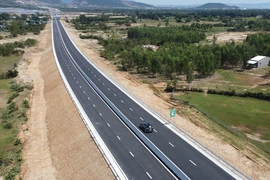 Phương tiện lưu thông trên một đoạn tuyến cao tốc phân kỳ đầu tư 4 làn xe hạn chế được đưa vào vận hành, khai thác. (Ảnh: PV/Vietnam+)