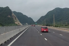 Phương tiện lưu thông trên một đoạn tuyến cao tốc được đưa vào vận hành, khai thác. (Ảnh: Việt Hùng/Vietnam+)
